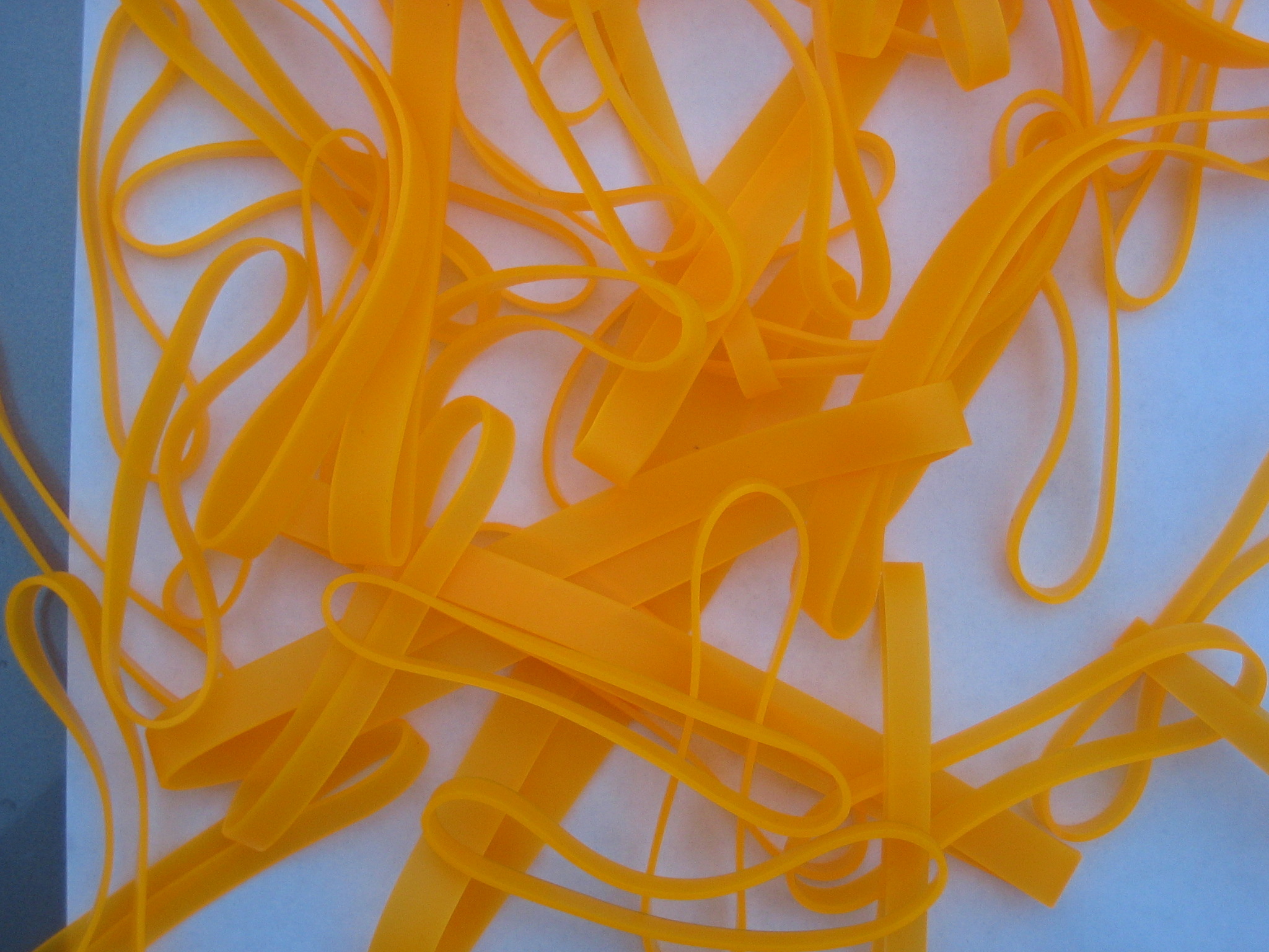 S.09 Fluoreszierendes Gummiband Orange L. 90 mm, Breite 4 mm