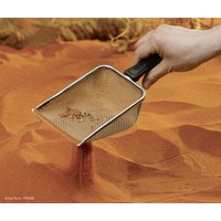 Metalen schepje met fijne mazen en ergonomische handgreep voor terrariumzand