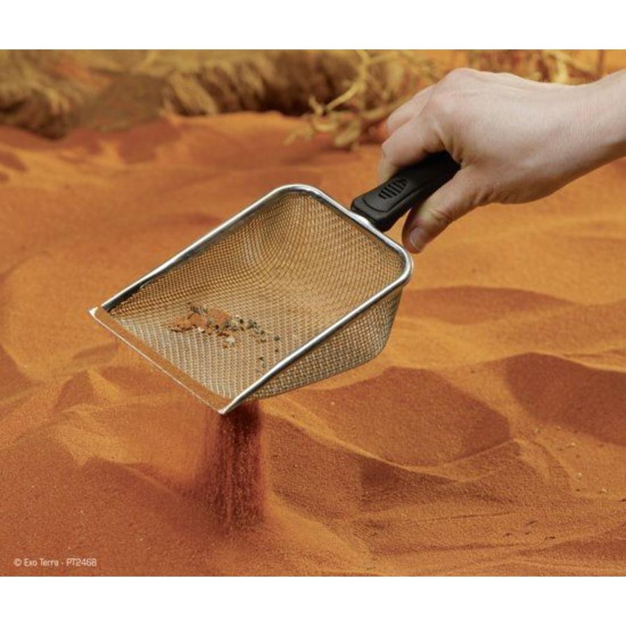 Metalen schepje met fijne mazen en ergonomische handgreep voor terrariumzand