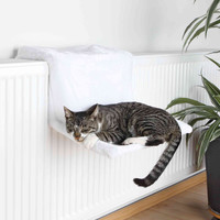 Katten hangmat voor de radiator