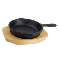 Pannetje gietijzer op plank