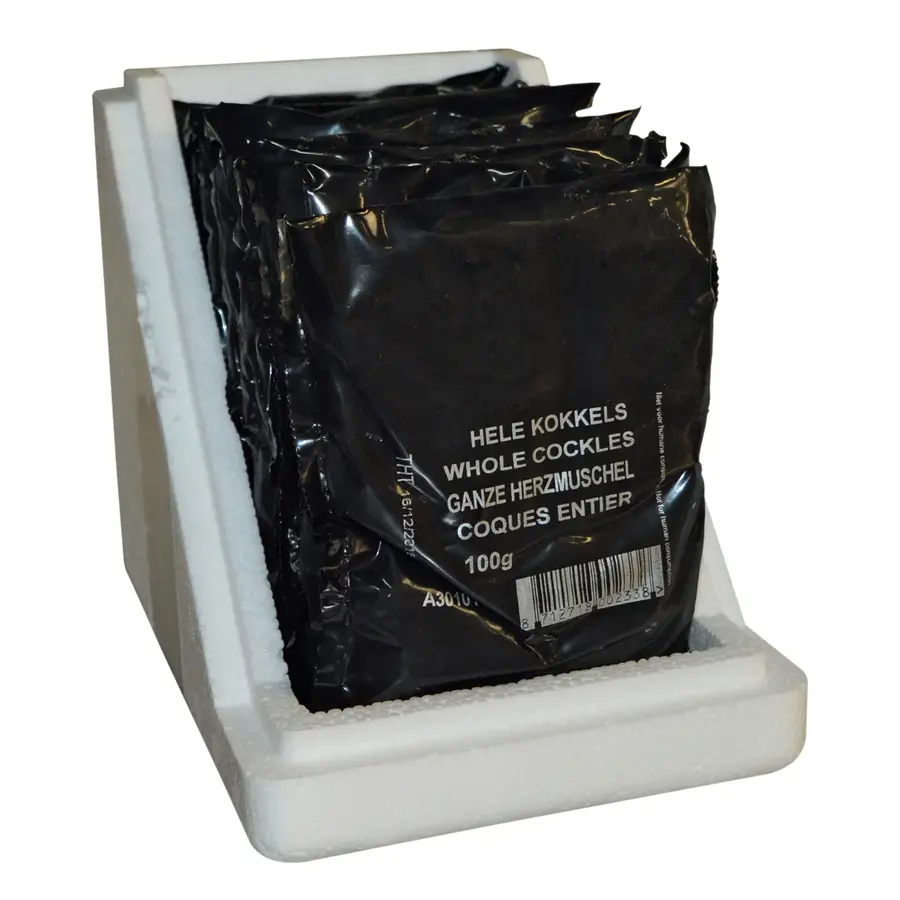 Natuurlijke hele kokkels als diepvriesvoer voor vissen.