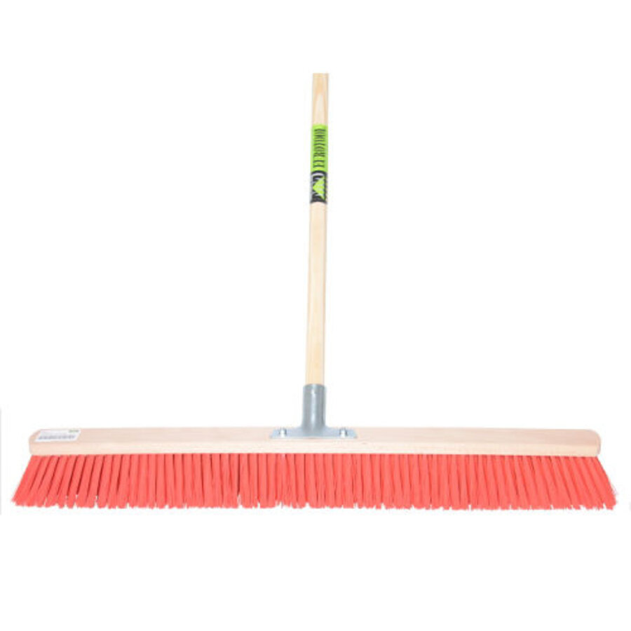 Brede bezem 80 cm met rode nylon haren en steel 150 cm