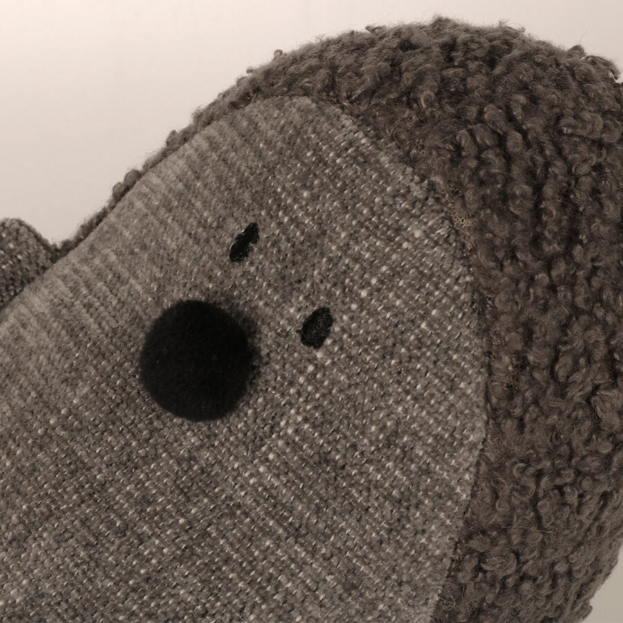 Trappelkussen Molly Donkergrijs – molvormig kattenspeeltje van chenille & teddy met catnippocket