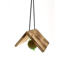 Vetbolhouder met houten dakje – vurenhouten vogelvoerhouder voor mezenbollen