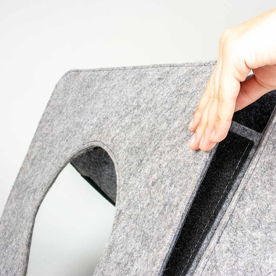 Vilten Speelhuisje Alan – driehoekig kattenspeelhuis met kijkgaten, 40 cm