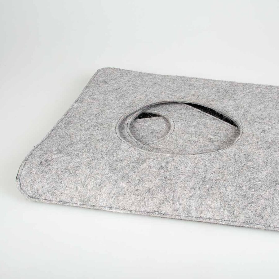 Vilten Speelhuisje Alan – driehoekig kattenspeelhuis met kijkgaten, 40 cm