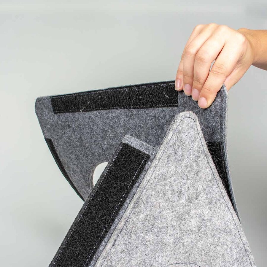 Vilten Speelhuisje Alan – driehoekig kattenspeelhuis met kijkgaten, 40 cm