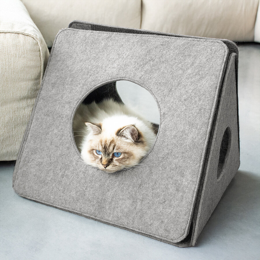 Vilten Speelhuisje Alan – driehoekig kattenspeelhuis met kijkgaten, 40 cm