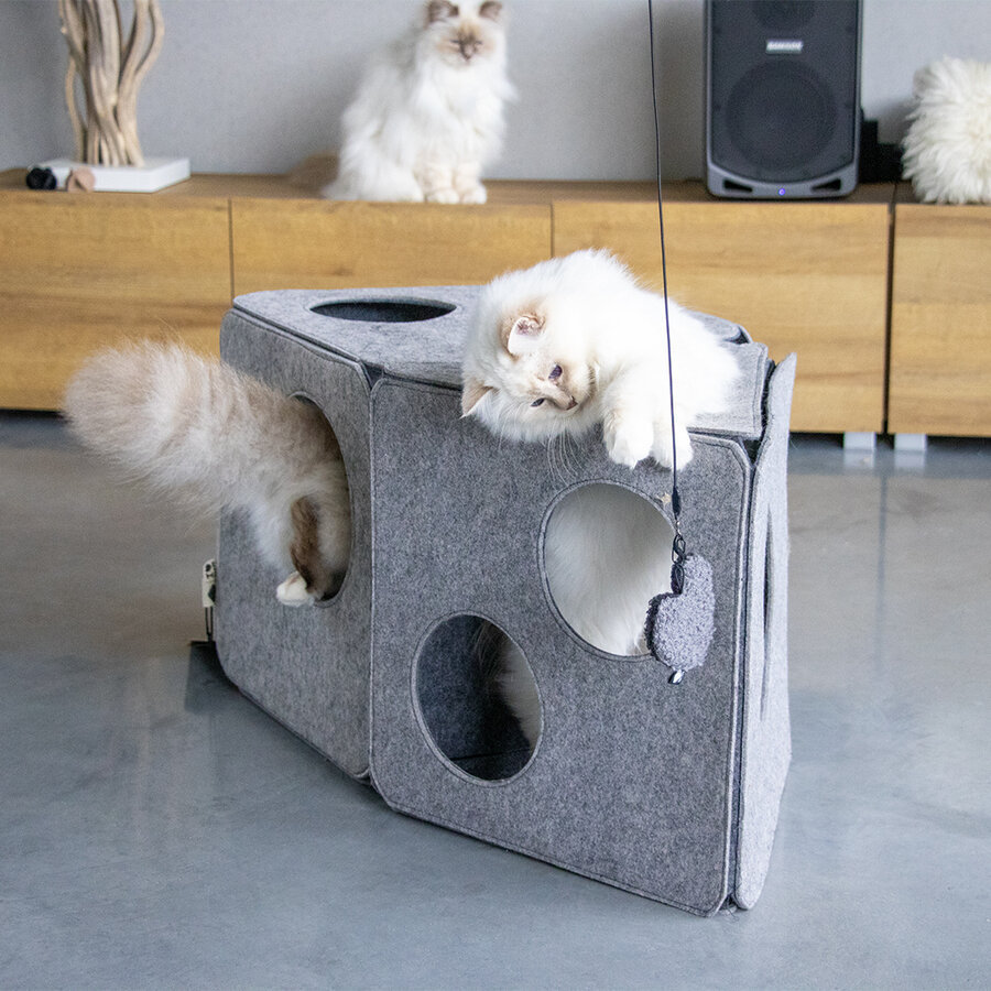 Vilten Speelhuisje Alan – driehoekig kattenspeelhuis met kijkgaten, 40 cm