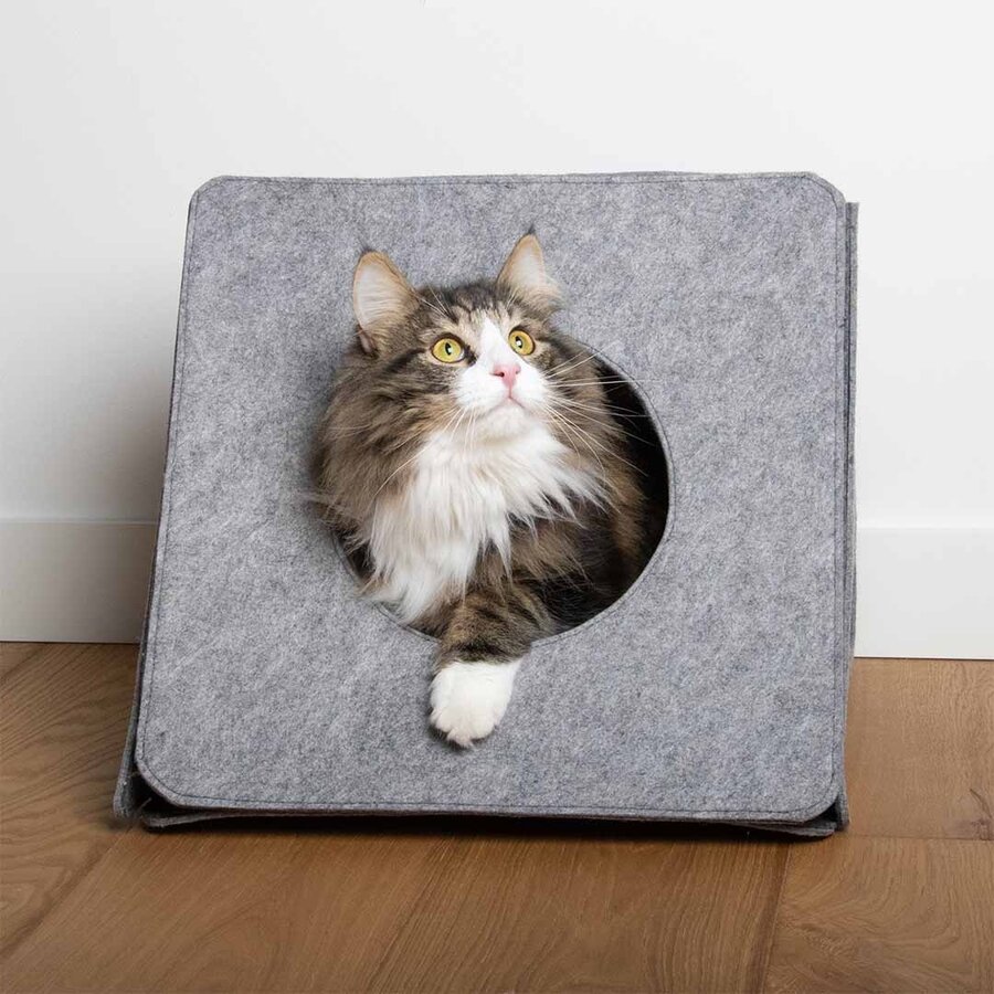 Vilten Speelhuisje Alan – driehoekig kattenspeelhuis met kijkgaten, 40 cm