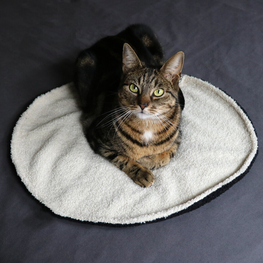 Rond katten dekentje MAEVE – dubbelzijdig zwart/wit van zachte teddystof, 50 cm
