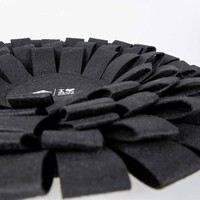 Suzy snuffelmat zwart - stijlvolle ronde snackmat van vilt met anti-slip bodem