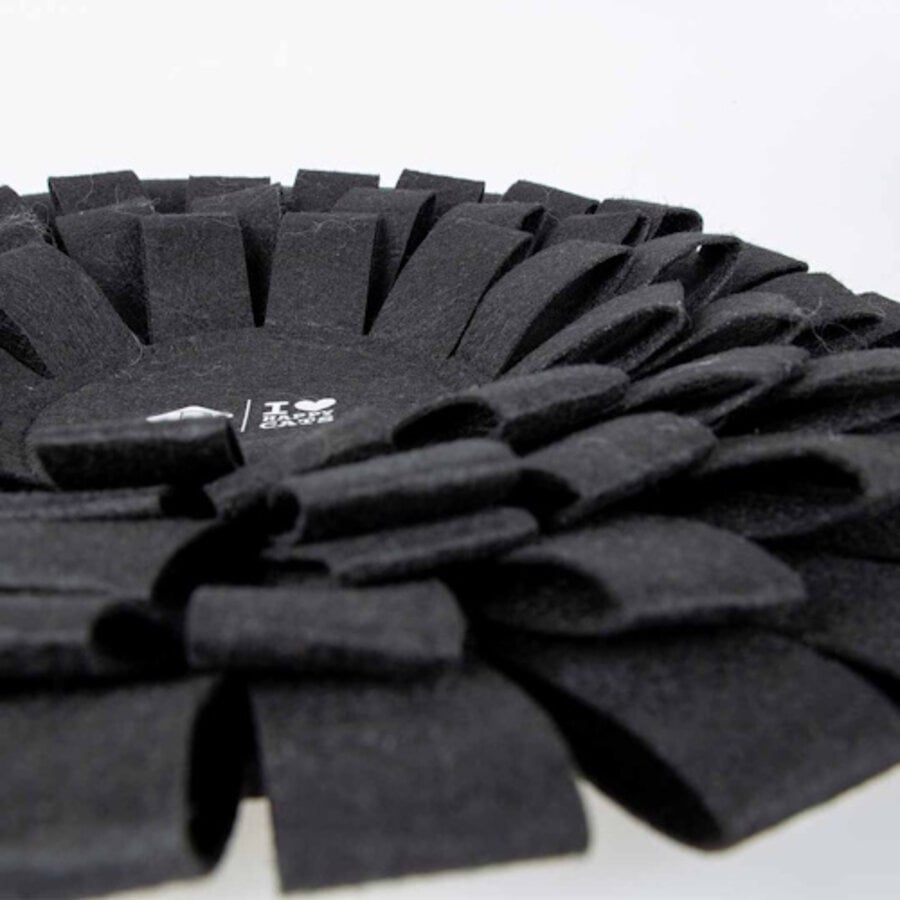Suzy snuffelmat zwart - stijlvolle ronde snackmat van vilt met anti-slip bodem
