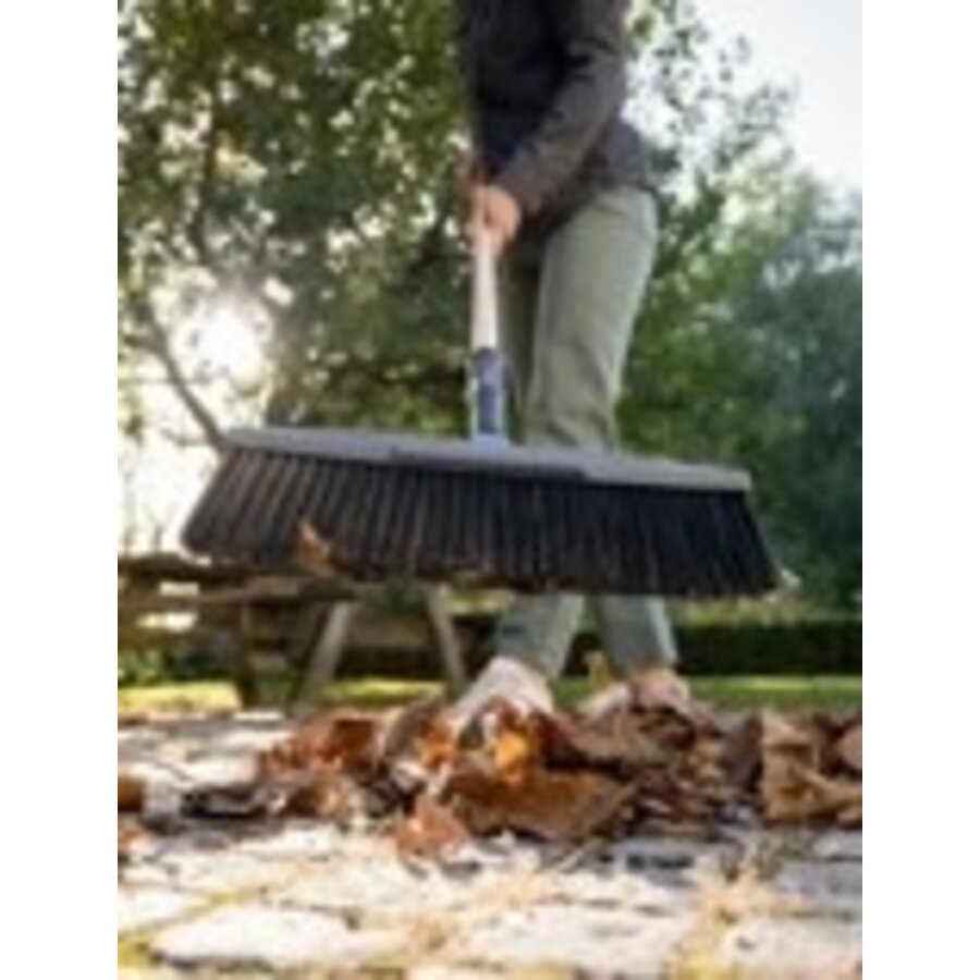 PureLine straatbezem 45 cm | houten steel | schraaprand | voor terras en oprit