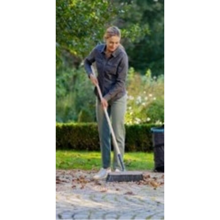 PureLine straatbezem 45 cm | houten steel | schraaprand | voor terras en oprit