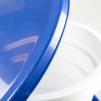 Drinkemmer met handvat en pootjes | 15 of 25 liter | blauw/wit