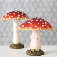 Decoratieve paddenstoel rood wit van polyresin