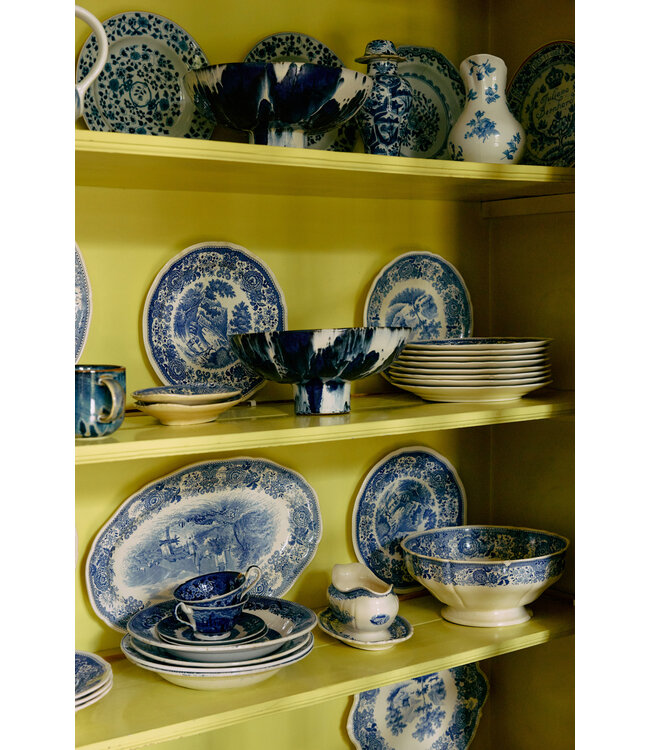 Ceramic bowl on base