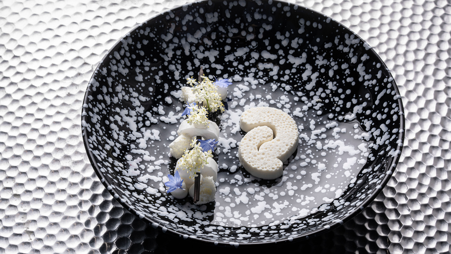 Nieuw! Q Authentic White Spots Servies