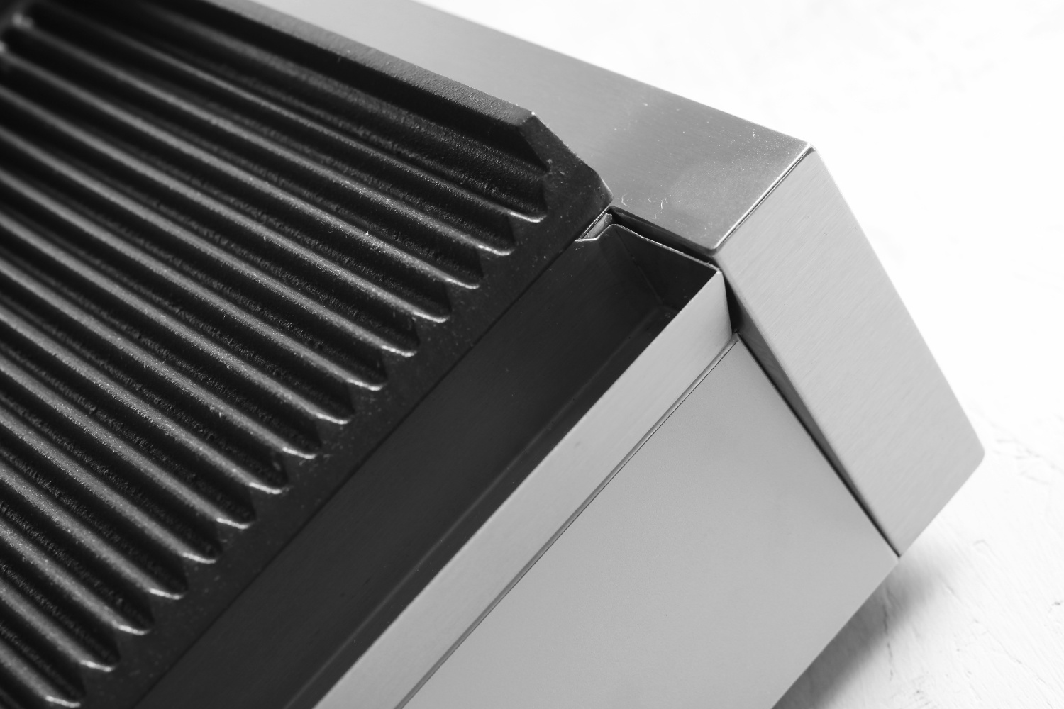 Hendi Contactgrill Medium - Gegroefd - 230V / 2,2kW - 43x37x(H)21cm
