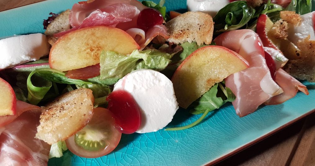 Frisse Salade met Rauwe Ham, Perzik en Frambozendressing