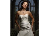 1861 Figurbetontes Brautkleid