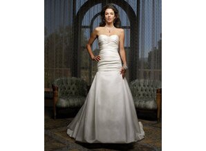 1861 Figurbetontes Brautkleid