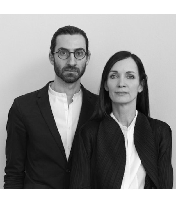 Gubi  Gubi Beetle Meeting Stoel gestoffeerd, swivel voet zwart