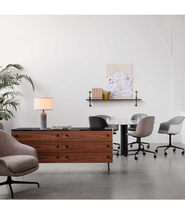 Gubi  Gubi Bat Meeting Stoel, 4 star basis met wielen