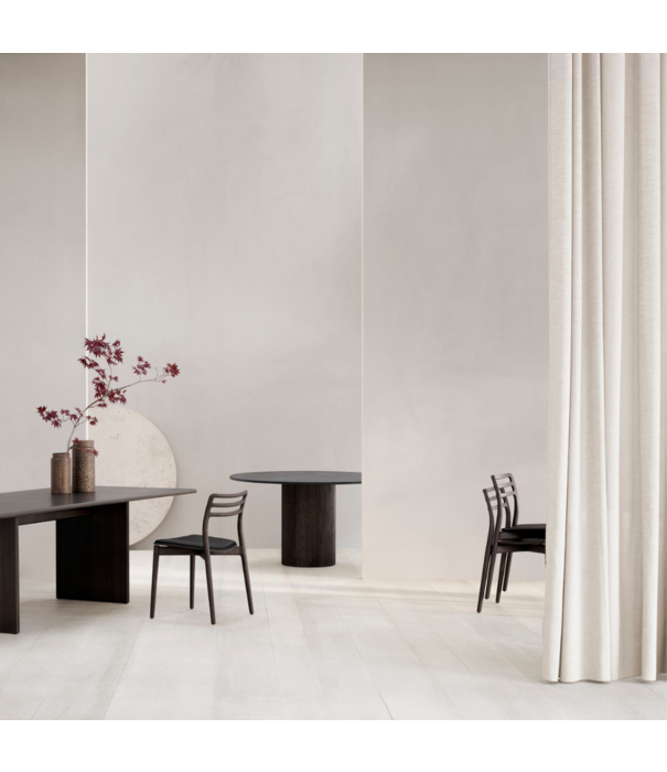 Vipp  Vipp 481 Cabin Chair dark oak, black leather