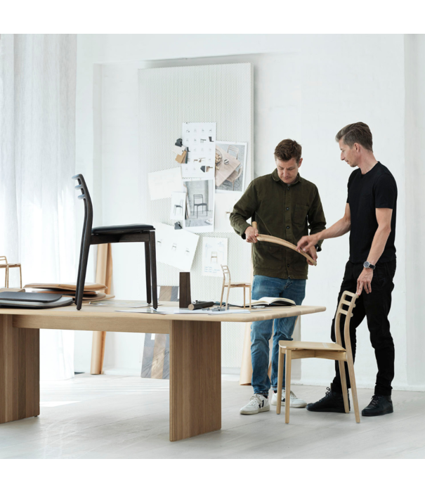 Vipp  Vipp 481 Cabin Stoel  donker eiken, zwart leer