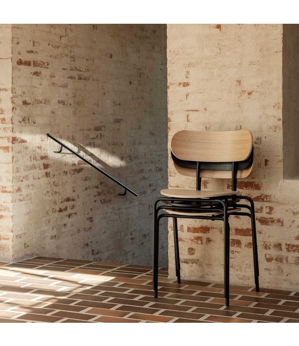 Gubi  Gubi Coco Eetkamerstoel eiken, basis zwart staal