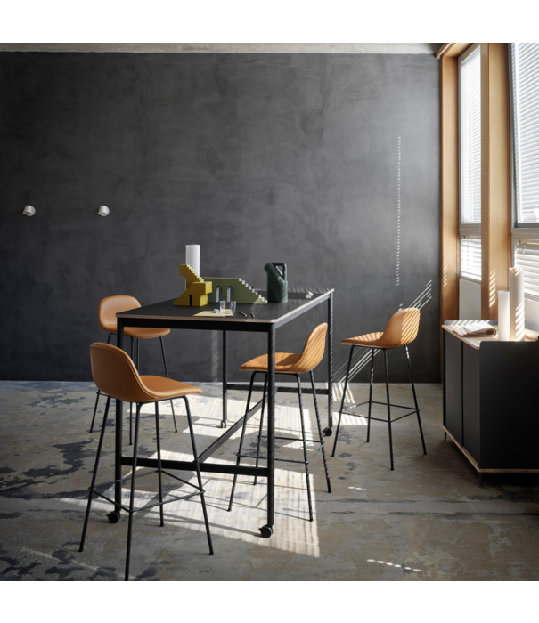 Muuto  Muuto Fiber Barkruk met rug leer,  tube onderstel