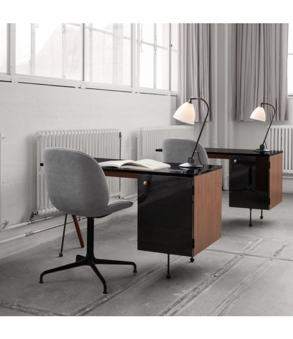 Gubi  Gubi Beetle Meeting chair 4 star base polished aluminium