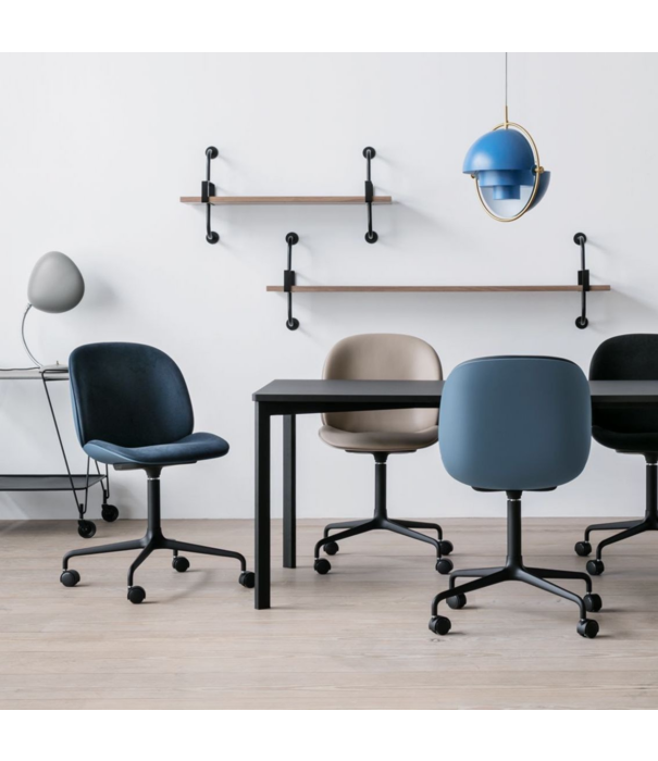 Gubi  Gubi Beetle Meeting chair 4 star base polished aluminium