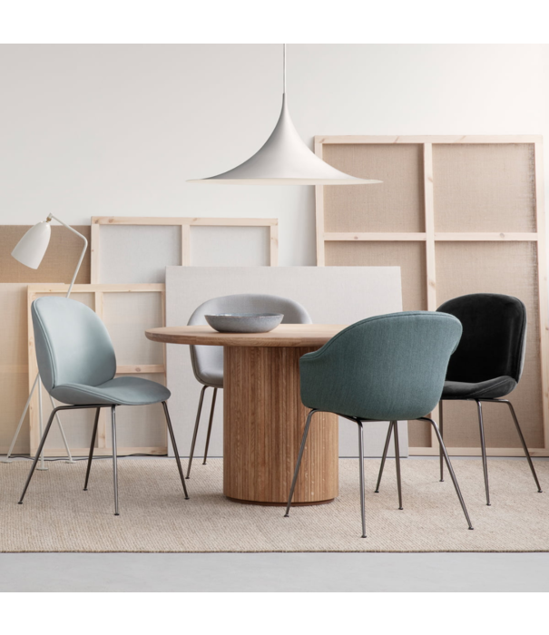 Gubi  Gubi - Beetle Eetkamerstoel stof Hot Madison, conic voet zwart