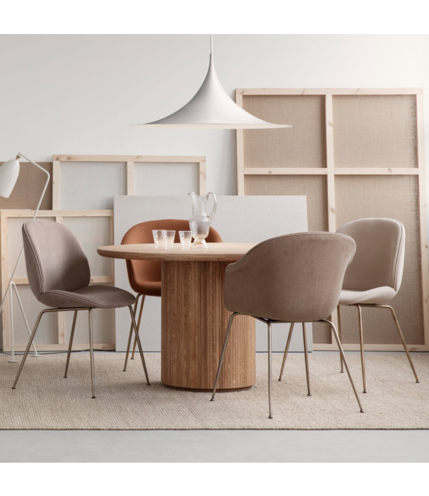 Gubi  Gubi - Beetle Eetkamerstoel stof Hot Madison, conic voet zwart