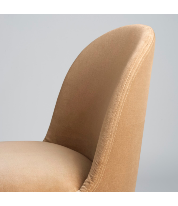 Gubi  Gubi - Tail dining chair upholstered high back