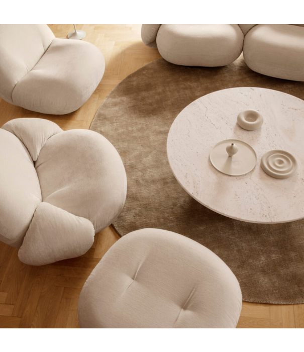 Gubi  Gubi  Pacha 2-seater Sofa with armrests, Belsuede 10 sand