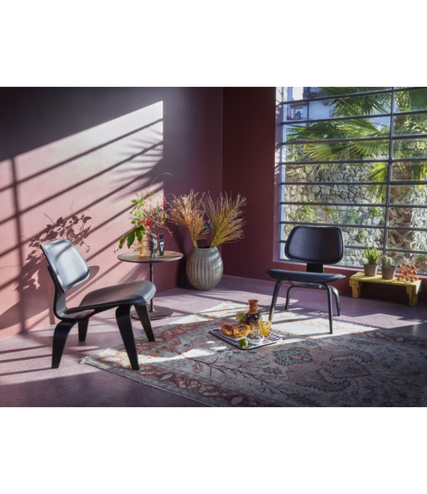 Vitra   Eames LCW Leather Lounge Chair black ash, nero leather