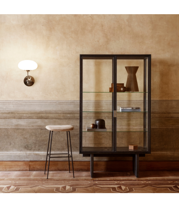 Gubi  Gubi - Private vitrine cabinet brown-black oak