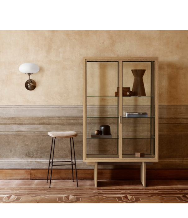 Gubi  Gubi - Private vitrine cabinet brown-black oak