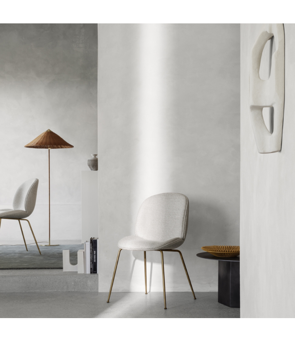 Gubi  Gubi Beetle Dining Chair Velvet sand, conic base black