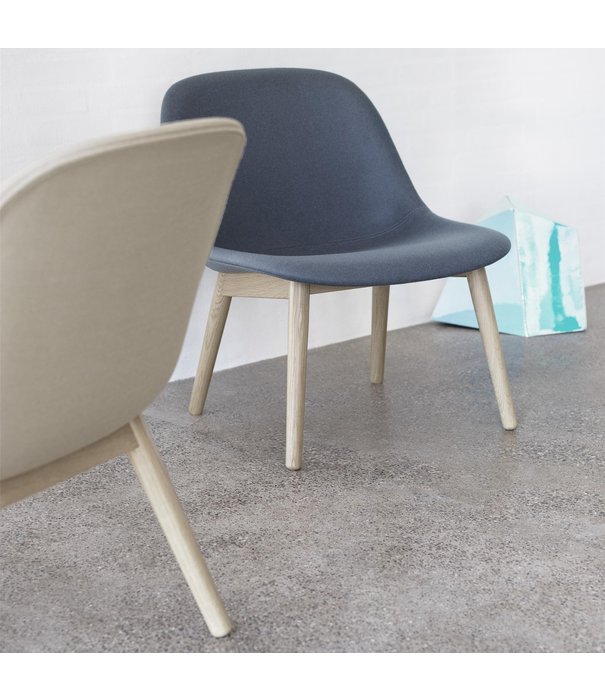 Muuto  Muuto Fiber Lounge Stoel volledig gestoffeerd,  houten poten