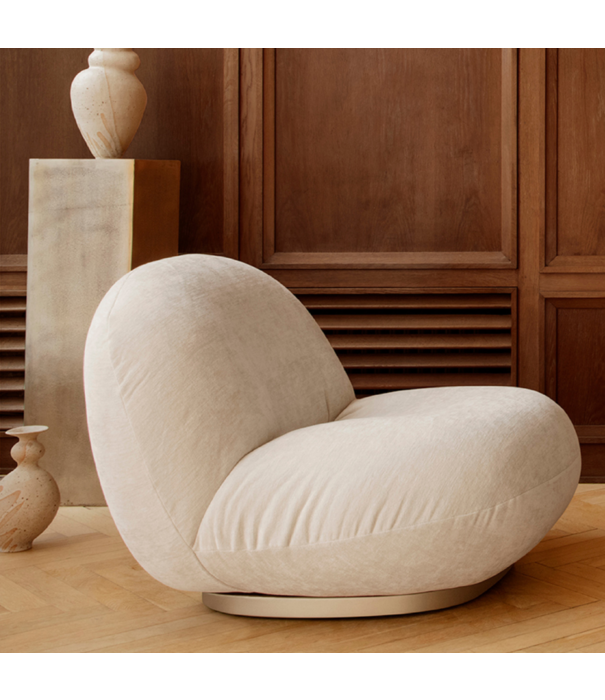 Gubi  Pacha Lounge Stoel stof Harp 24 ivory