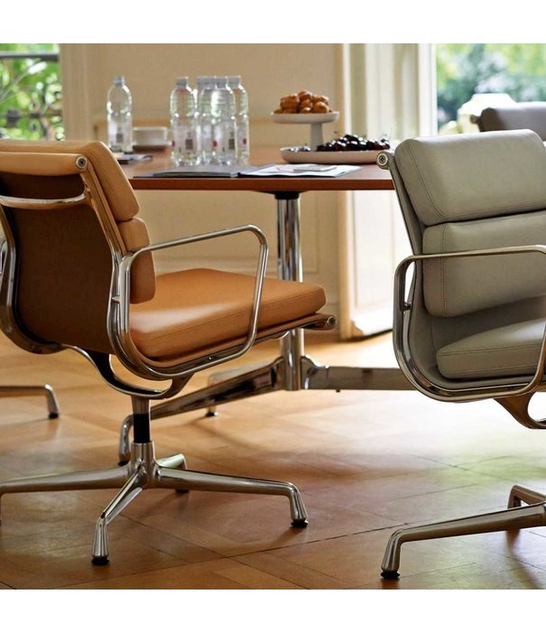 Vitra  Soft Pad Chair EA 208 Bureaustoel premium F leer, draaibaar