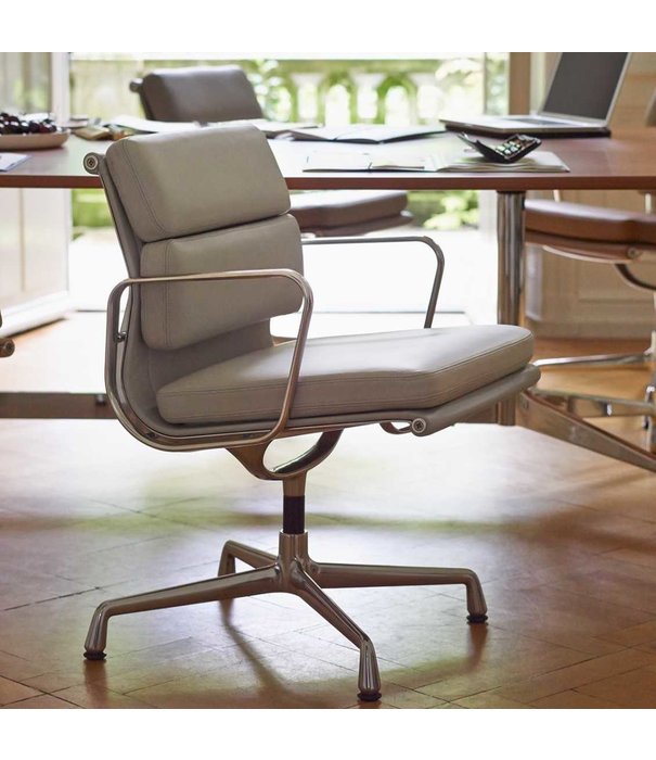 Vitra  Soft Pad Chair EA 208 Bureaustoel premium F leer, draaibaar