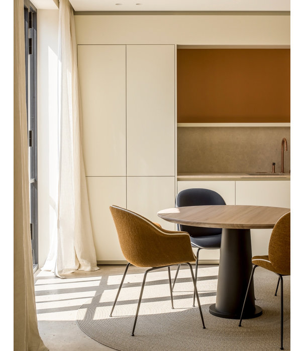 Gubi  Gubi - Bat dining chair fully upholstered - black conic base