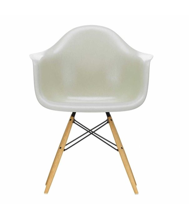 Vitra  Vitra Eames DAW Fiberglass Eetkamerstoel met arm, goud esdoorn poten